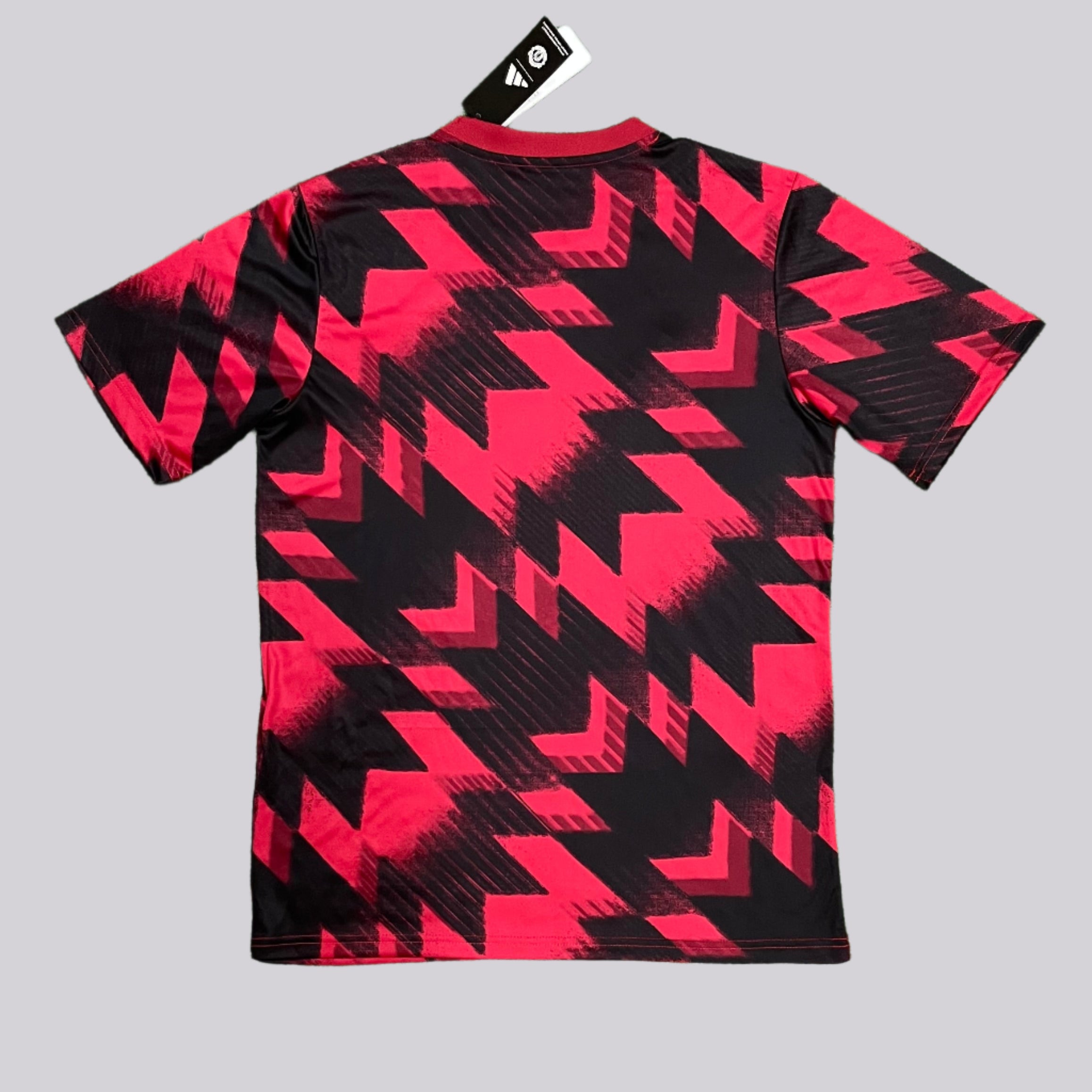 RED AND BLACK MANCHESTER UNITED TRAINING SHIRT 25/26